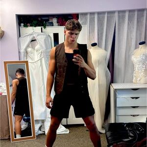 Meet your Posher, Isaac he’s a 19 yo outfitter who loves outfits and sneakers🫶